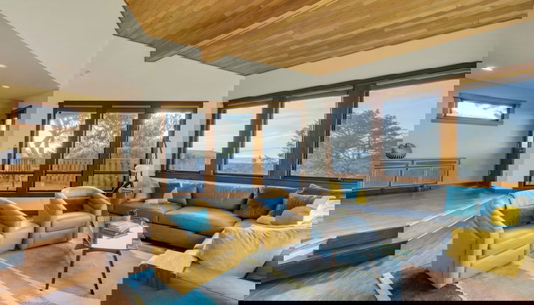 Photo 1 - Half Block to Beach w Oceanview Patio Balcony The Shore Pine by Avantstay