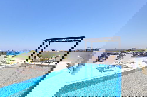 Photo 19 - Beach Sand Villas - Beachfront Rooftop Pool