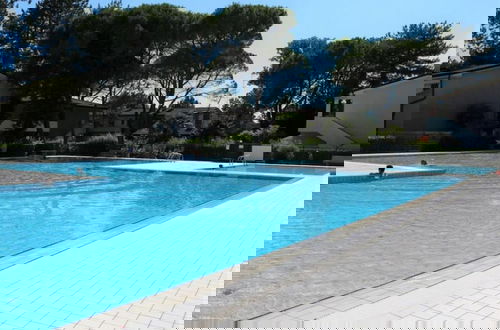 Foto 6 - Bright Apartment With Terrace and Shared Swimming Pool - Beahost