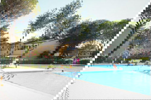 Foto 7 - Bright Apartment With Terrace and Shared Swimming Pool - Beahost