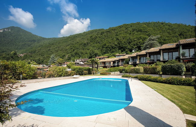 Blue Villa With Shared Pool and Private Garden Near Salò - Foto 1
