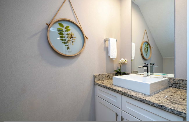 Modern Chic Home Mickey and Toy Story Rooms - Foto 18