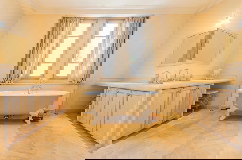 Foto 28 - Luxury Mansion With Garden in Heart of Neuilly