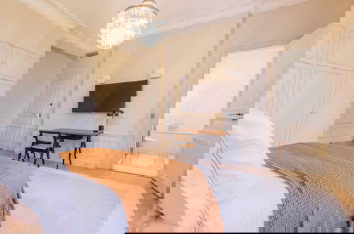 Foto 11 - Luxury Mansion With Garden in Heart of Neuilly