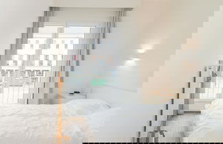 Foto 2 - Cozy Apartment Near the Beach