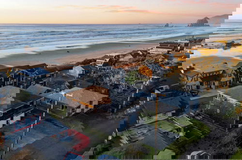 Foto 1 - Pacific Breeze Ocean Views, Steps to Cannon Beach, Airy Coastal Retreat