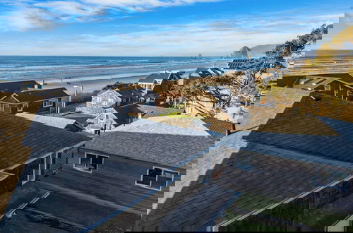 Foto 17 - Pacific Breeze Ocean Views, Steps to Cannon Beach, Airy Coastal Retreat