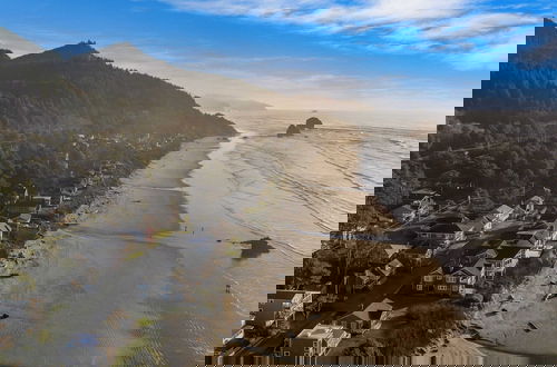 Foto 31 - Pacific Breeze Ocean Views, Steps to Cannon Beach, Airy Coastal Retreat