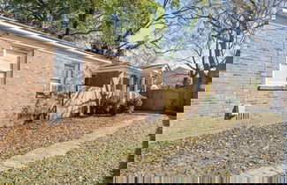 Foto 3 - Cozy Retreat near Uptown with Hot Tub