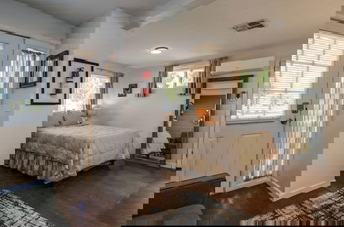 Foto 7 - Charming Mid Town Guest House W/private Patio!
