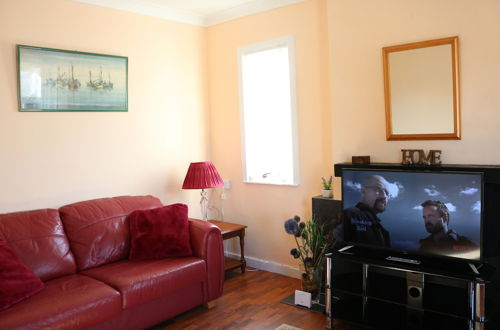 Photo 28 - Bright 4 Bed Family Home by the Canal