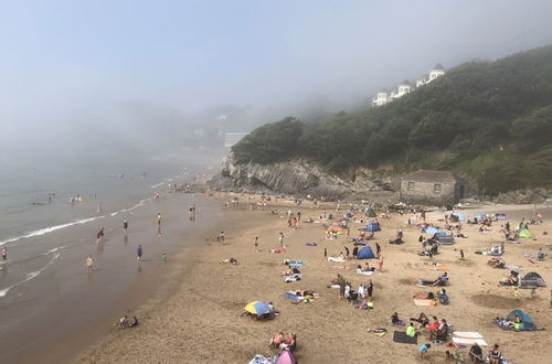 Photo 18 - Stunning Beach Front Apartment in Caswell Swansea