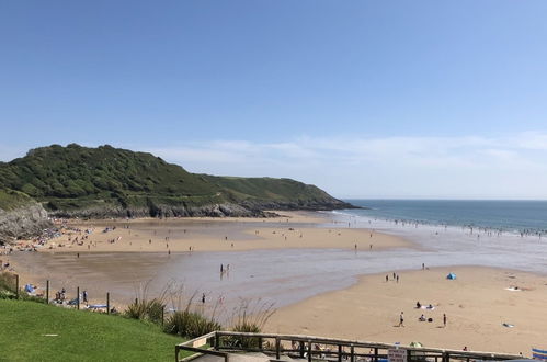 Photo 15 - Stunning Beach Front Apartment in Caswell Swansea