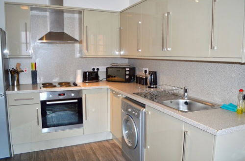 Foto 16 - Spacious 3 Bedroom Flat in the City Centre