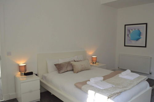 Photo 10 - Spacious 3 Bedroom Flat in the City Centre