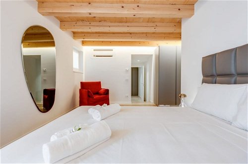 Photo 18 - Luxury & Charming Piazzetta San Giorgio Apartments