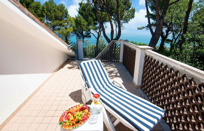 Enchanting Coastal With Views - Photo 14