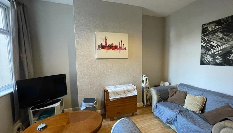 Photo 1 - Beautiful 4 Bed House - Great Central Location - Wolverhampton