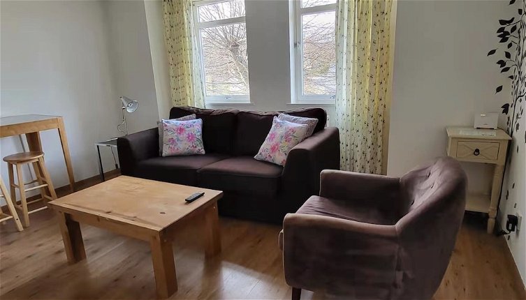 Photo 1 - Lovely 2 Bedroom Apartment With Private Parking