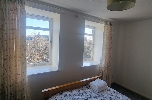 Photo 4 - Lovely 2 Bedroom Apartment With Private Parking