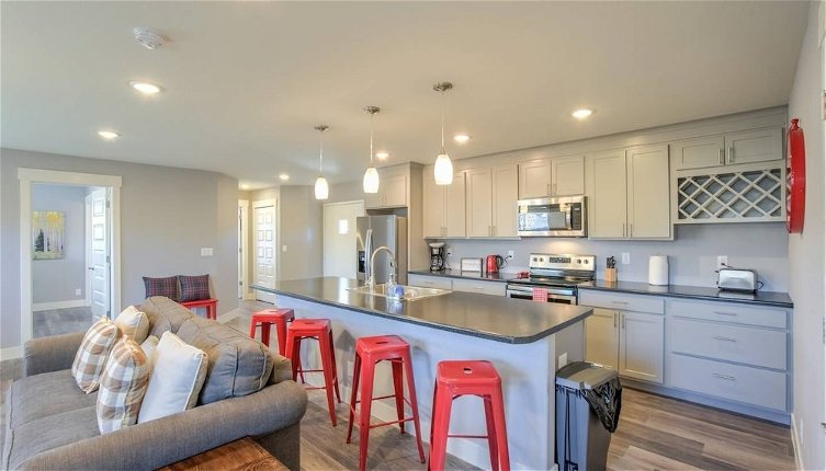 Photo 1 - 2BR Modern & Chic Comfy Home in Old Colorado