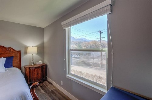 Photo 6 - 2BR Modern & Chic Comfy Home in Old Colorado