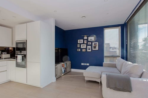 Photo 10 - Contemporary 1 Bedroom Apartment in South London