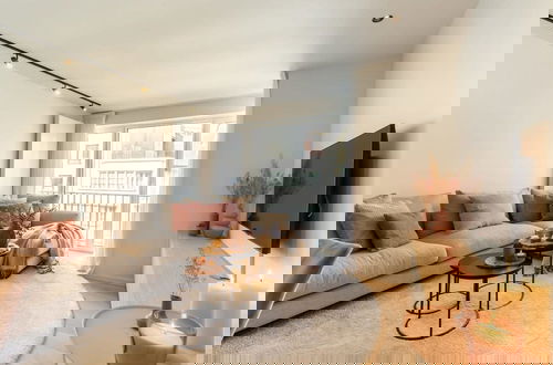 Photo 5 - Stunning Apartment on top Location With Parking