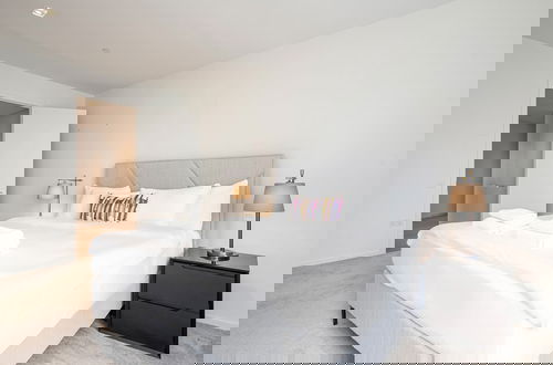 Foto 2 - Fabulous Three-bedroom Apartment by the River