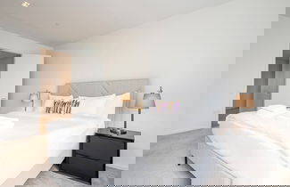 Foto 2 - Fabulous Three-bedroom Apartment by the River