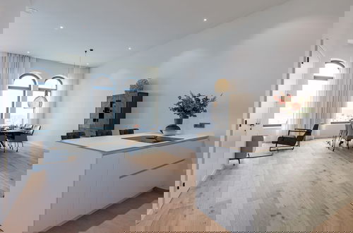Foto 2 - Stunning Seafront Apartment With Modern Comforts and Dike Views