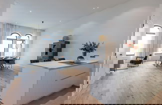 Foto 2 - Stunning Seafront Apartment With Modern Comforts and Dike Views