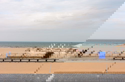 Foto 7 - Stunning Seafront Apartment With Modern Comforts and Dike Views