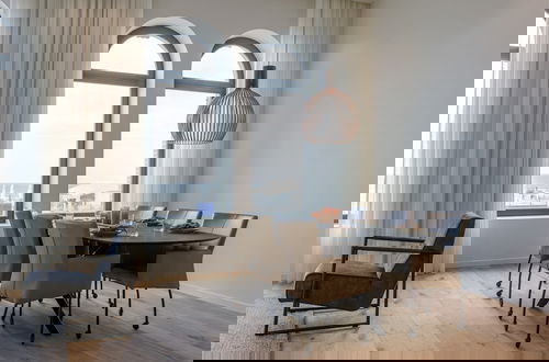 Foto 6 - Stunning Seafront Apartment With Modern Comforts and Dike Views