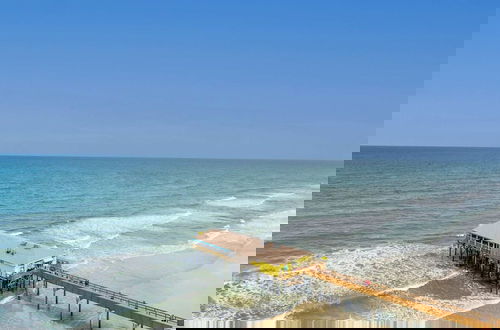 Foto 31 - Top Floor Oceanfront Condo w Pool Beach Access