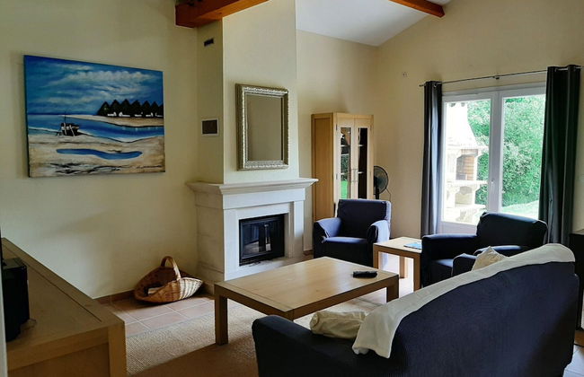 Spacious Villa With Garden and Pool - Photo 10