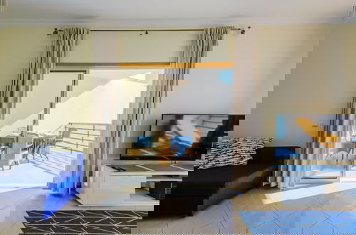 Foto 11 - BnB Homes Apartment With Sea View 3 Terraces