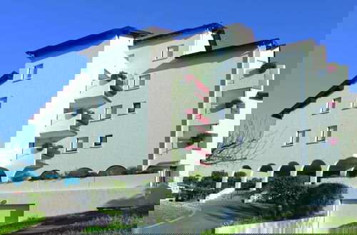 Photo 8 - Inviting Apartment With Balcony