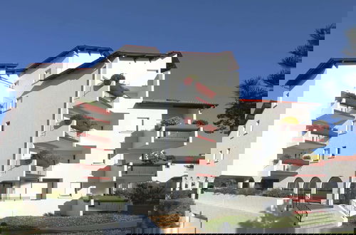 Photo 9 - Inviting Apartment With Balcony