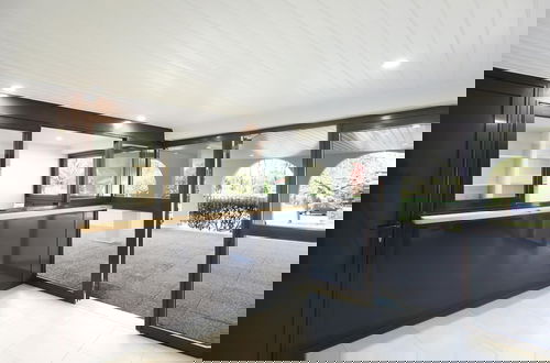 Photo 10 - Inviting Apartment With Balcony