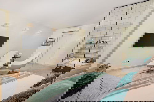 Foto 14 - Natasha's Beachfront
