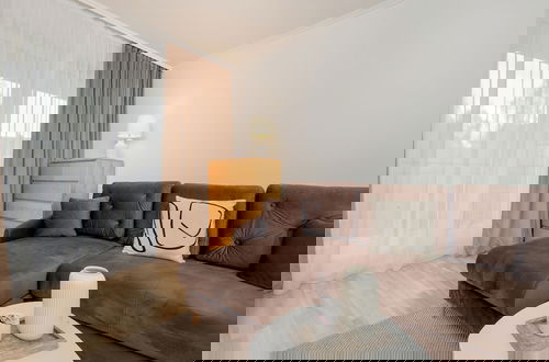 Foto 14 - Spacious Apartment With Desk by Renters