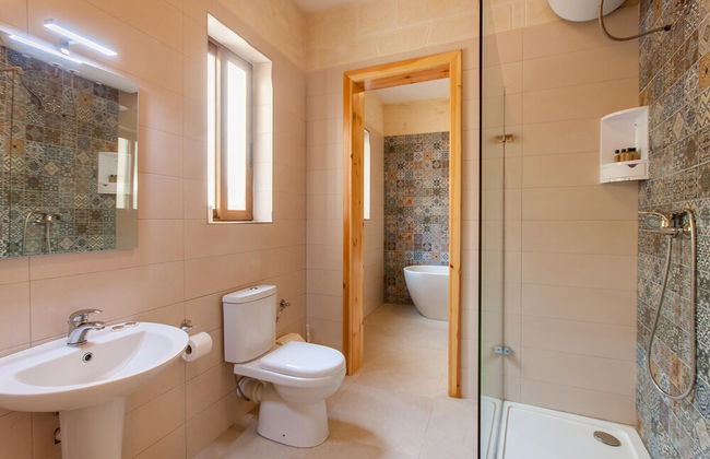 Nadurin Gozitan Villa 7 Bedr 2 Pools - Photo 15