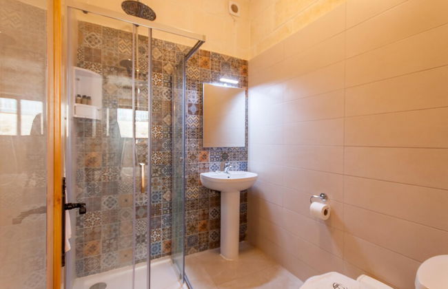 Nadurin Gozitan Villa 7 Bedr 2 Pools - Photo 17