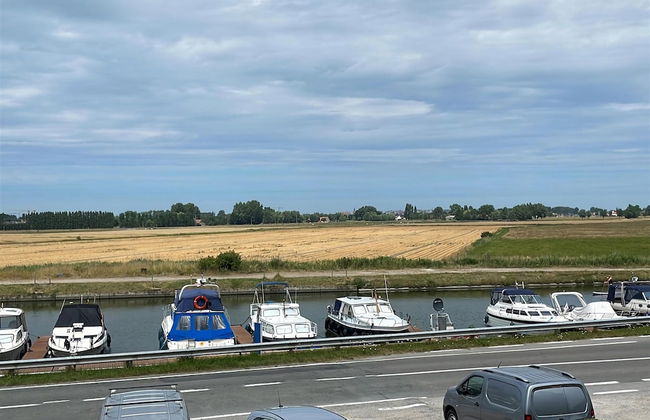 Charming Waterside Getaway - Foto 41
