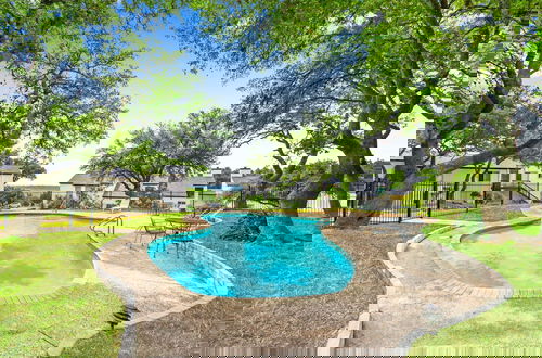 Foto 17 - Charming Lakeside Condo - Moments to Lake Fun