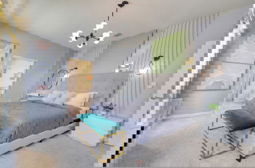 Foto 24 - Ever After by Avantstay Pop Culture Design, Pool