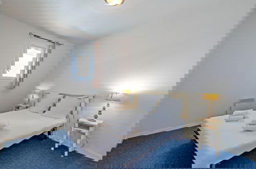 Foto 4 - Apartment With Indoor Pool and sea View