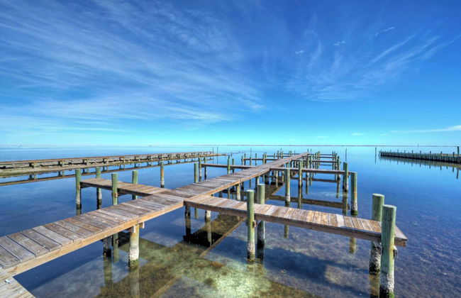 Balcony w/ Bay View Shared Pool + Boat Dock Fat Flounder by Avantstay - Foto 36
