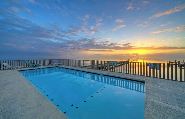 Balcony w/ Bay View Shared Pool + Boat Dock Fat Flounder by Avantstay - Foto 34